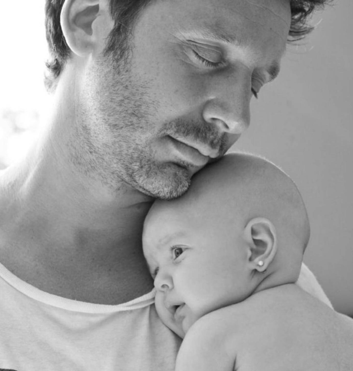 Benjamín Vicuña abraza a su bebé en una emotiva fotografía en blanco y negro
