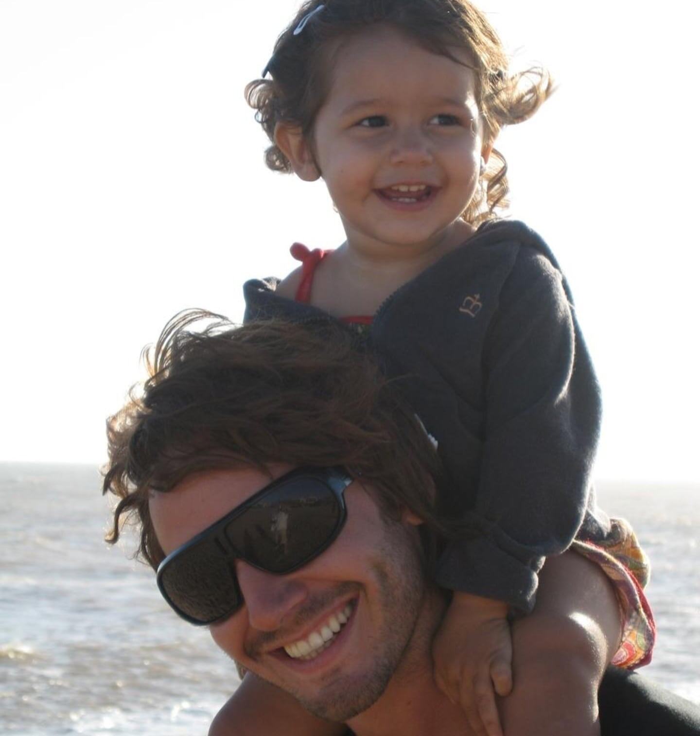 Benjamín Vicuña sonríe con su hija en la playa durante el Día del Padre