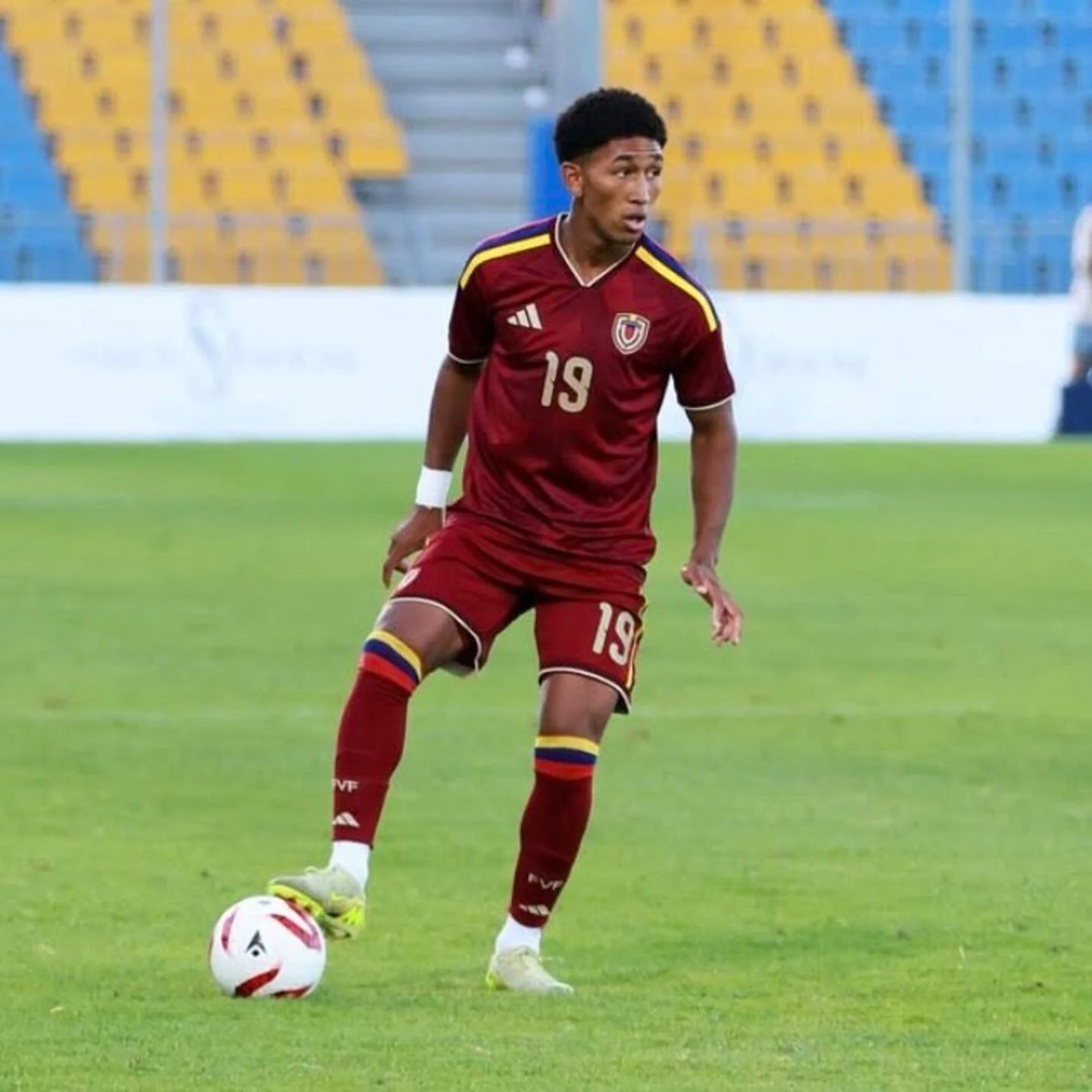 Yordelis Pereira en acción durante un partido de fútbol con la selección venezolana