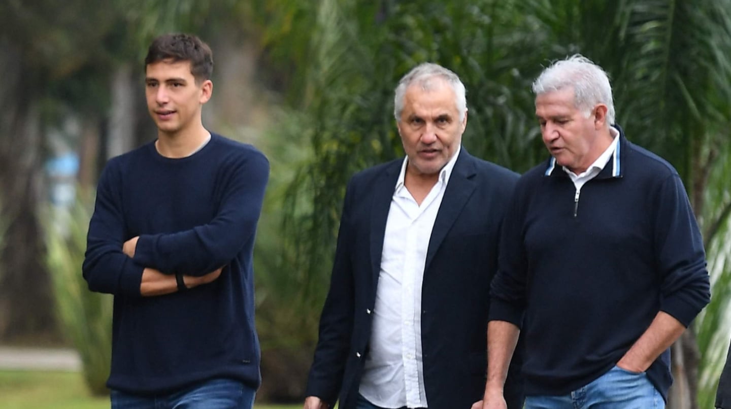 Beto Márcico camina junto a dos hombres en un entorno natural
