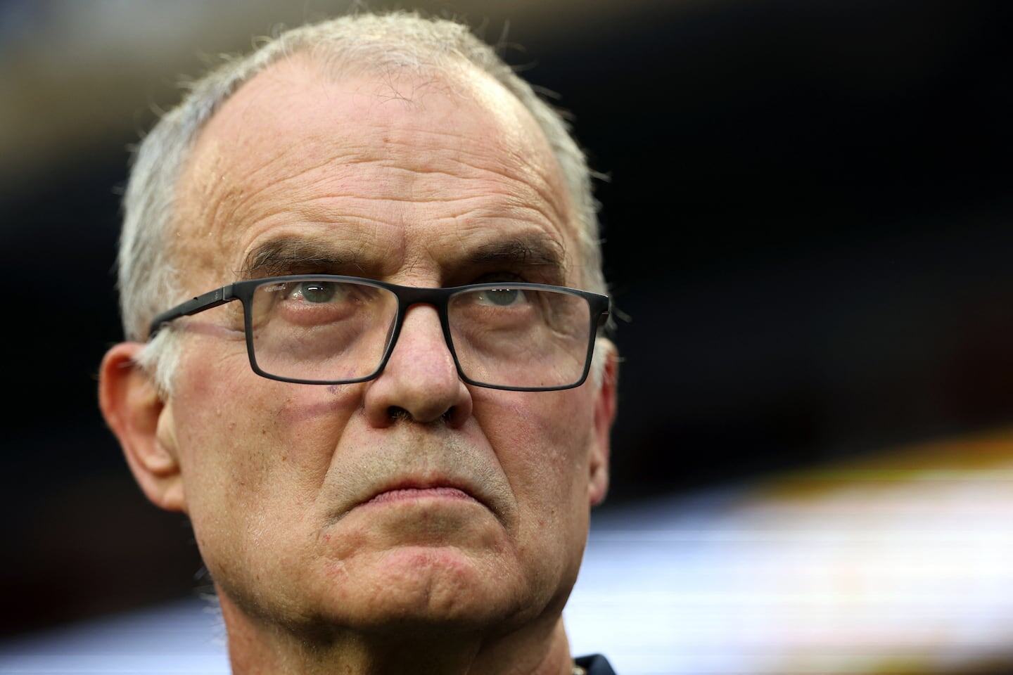 Marcelo Bielsa, entrenador de la selección uruguaya, con expresión seria durante un partido