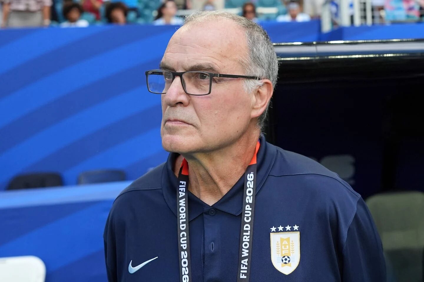 Marcelo Bielsa durante una reunión con los jugadores de la selección de Uruguay antes del partido del Mundial 2026