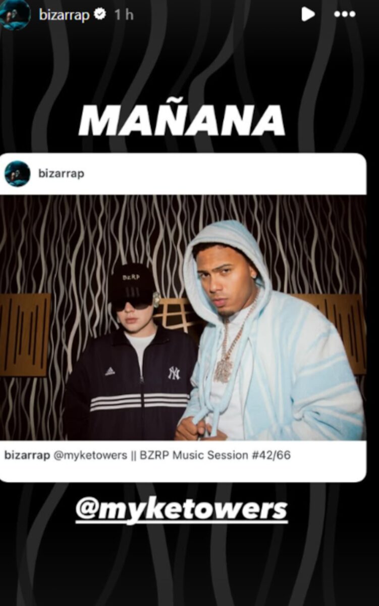 Bizarrap y Myke Towers posando juntos en un estudio de grabación