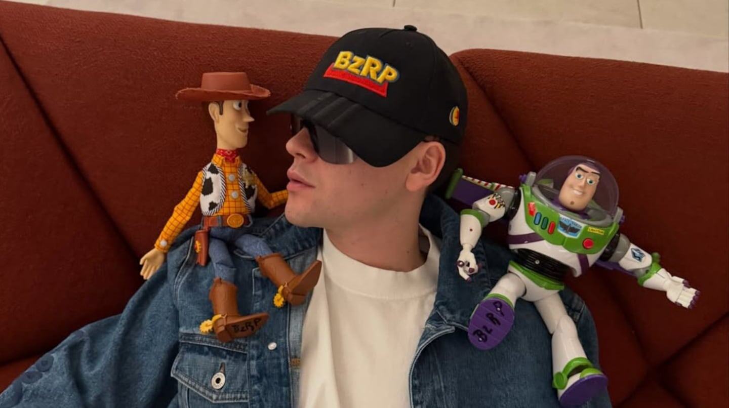 Bizarrap posando con muñecos de Woody y Buzz Lightyear de Toy Story 5