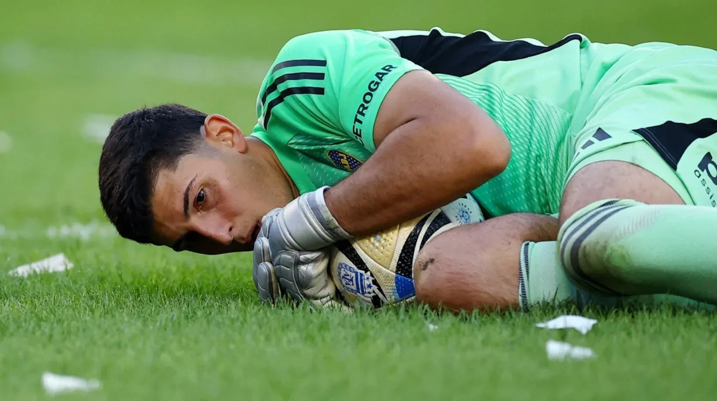Álvaro Montero, arquero colombiano, atrapando el balón en el campo de juego