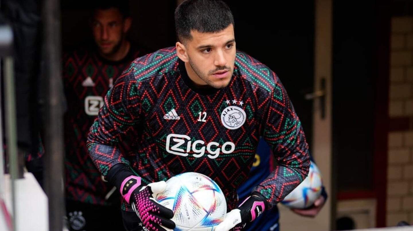 Gerónimo Rulli, arquero de Ajax, se prepara para un partido con balón en mano