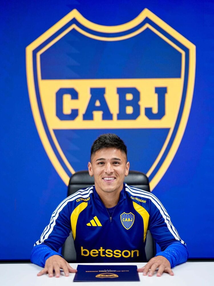 Leandro Lozano posando con la camiseta de Boca Juniors en su presentación oficial