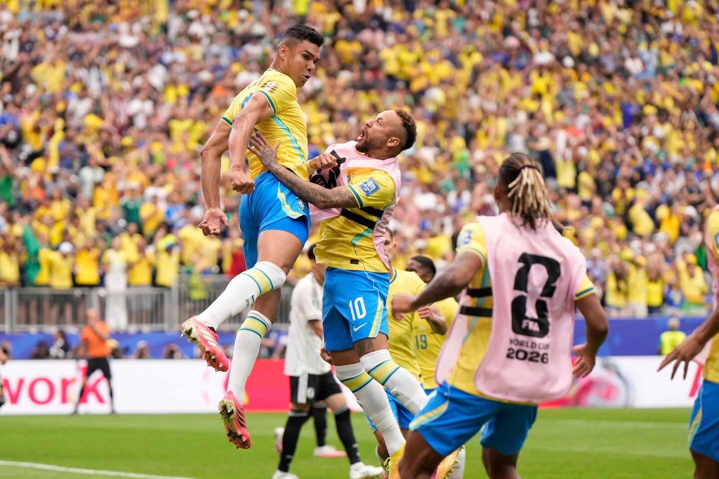 Jugadores de Brasil celebran un gol en el partido contra Japón en el Mundial 2026