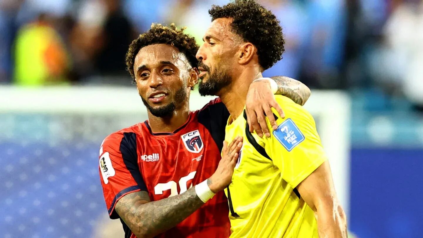 Jugadores de Cabo Verde se abrazan tras un partido de fútbol