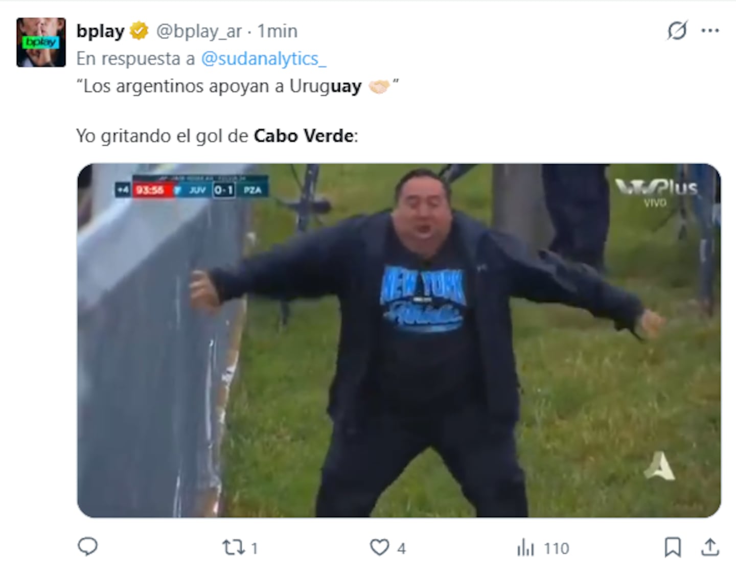 Hombre celebrando el gol de Cabo Verde en un partido contra Uruguay