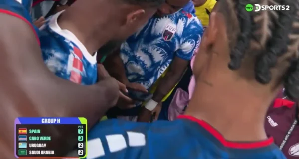 Jugadores de Cabo Verde viendo el partido en un celular
