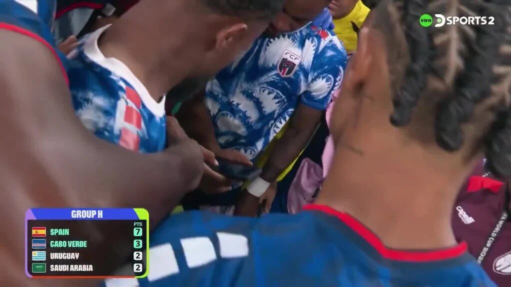 Jugadores de Cabo Verde viendo el partido en un celular