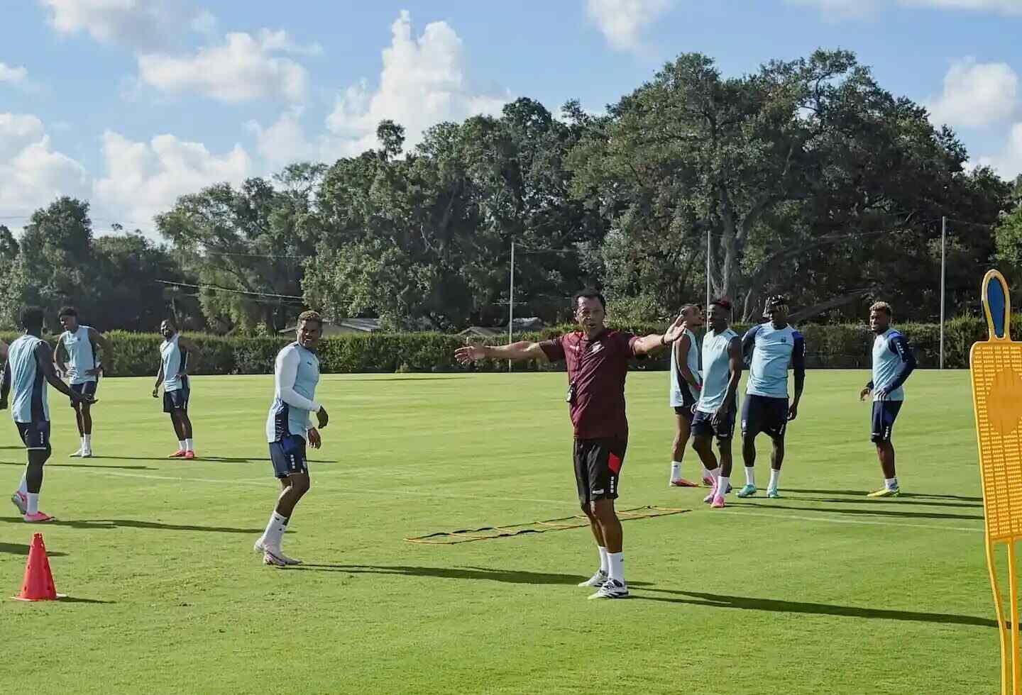 Entrenador Bubista dirigiendo una sesión de entrenamiento del equipo de Cabo Verde