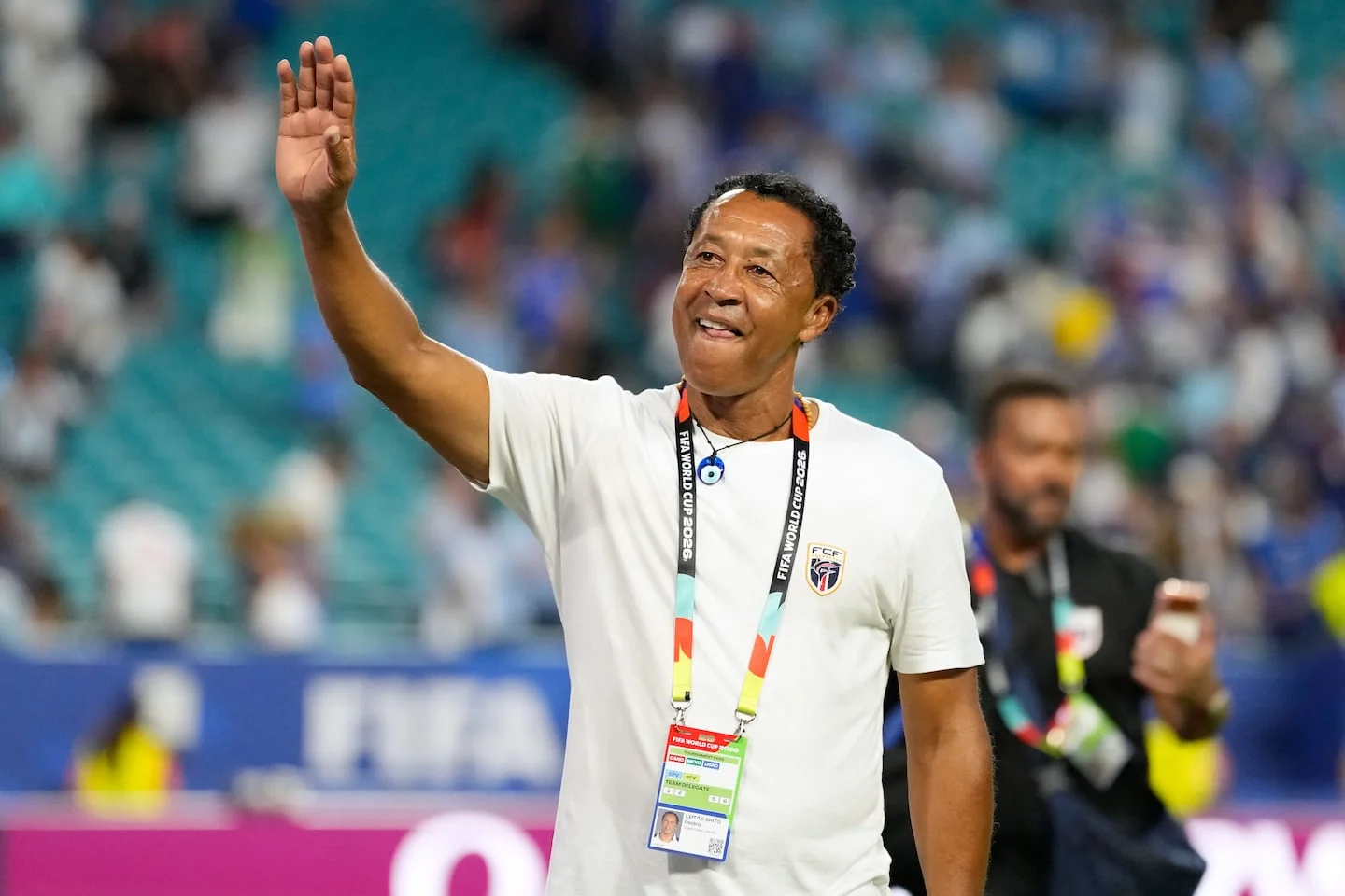 Entrenador de Cabo Verde, Bubista, saluda al público tras un partido