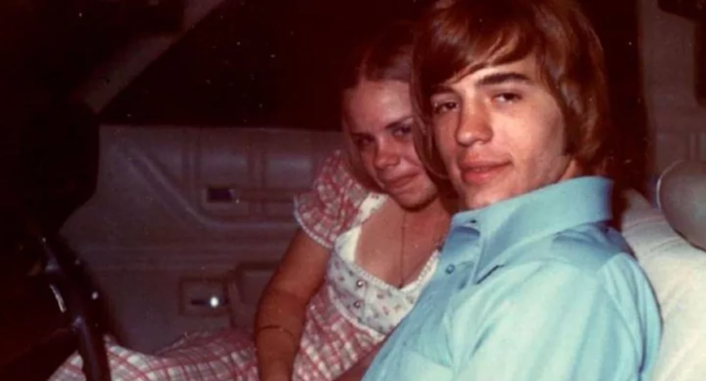 Carla Walker y su acompañante en un automóvil en 1974