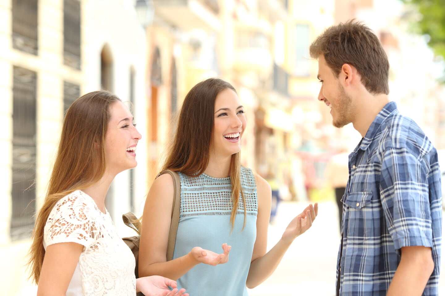 Tres jóvenes conversando en una calle, reflejando la diversidad de creencias en Argentina