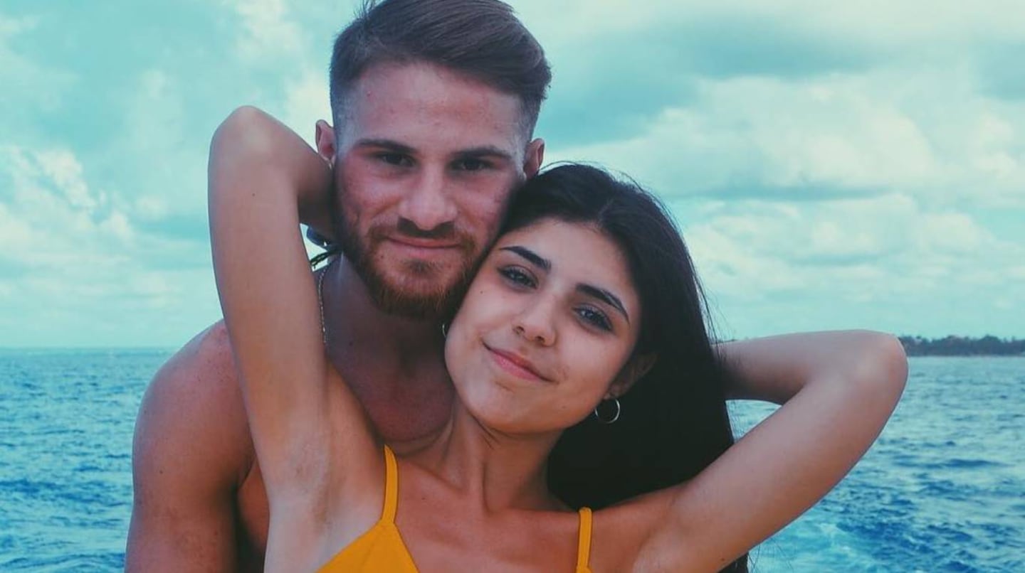 Cami Mayan y Alexis Mac Allister posando juntos en la playa