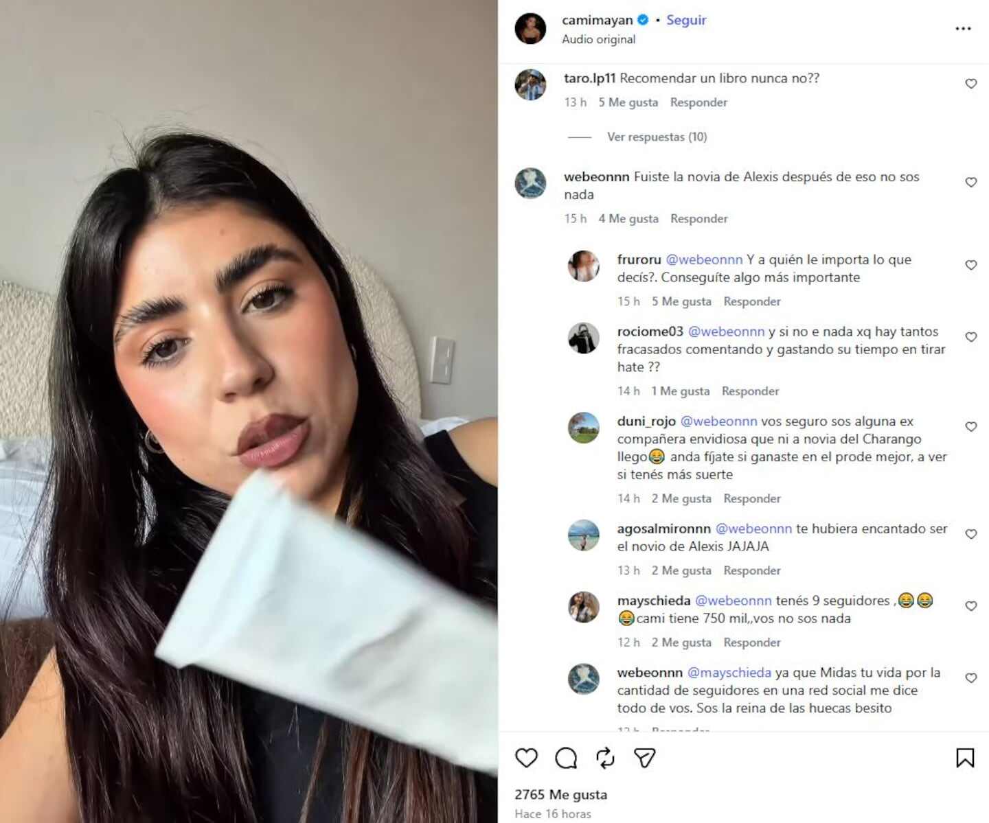 Cami Mayan mostrando un libro mientras habla a la cámara en un video de Instagram