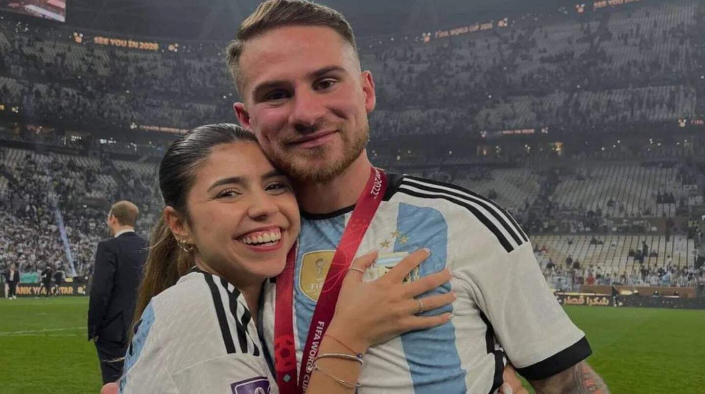 Cami Mayan y Alexis Mac Allister celebrando juntos en el estadio tras un partido