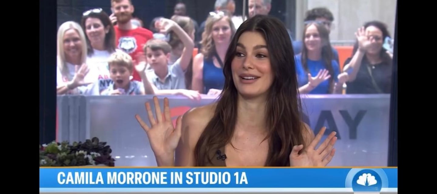 Camila Morrone sonríe mientras habla en el programa The Today Show en Dallas