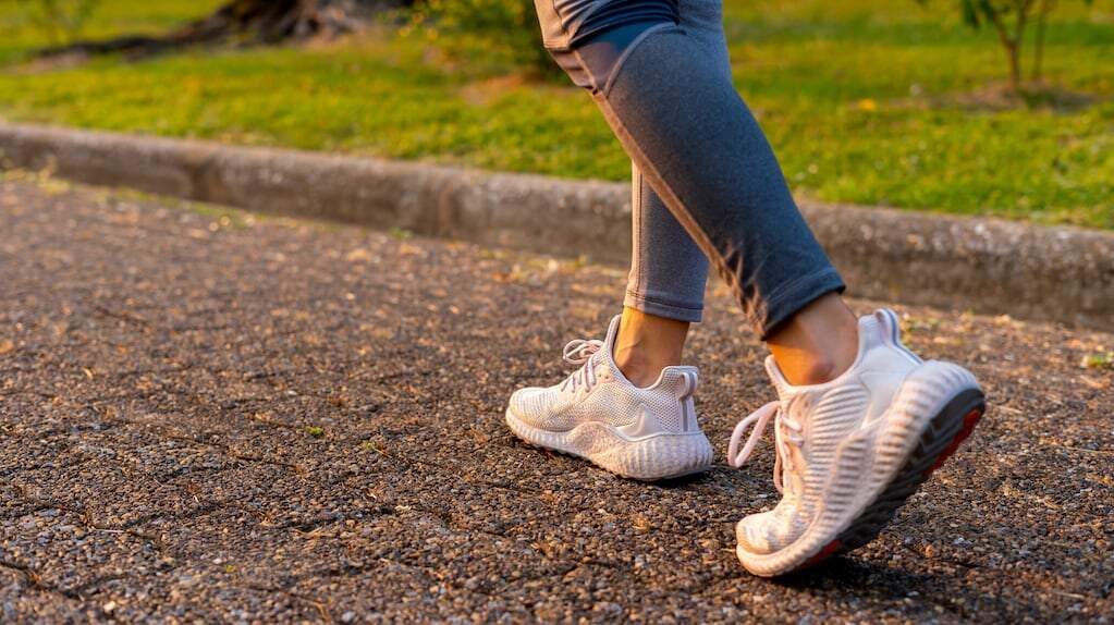 Persona caminando al aire libre