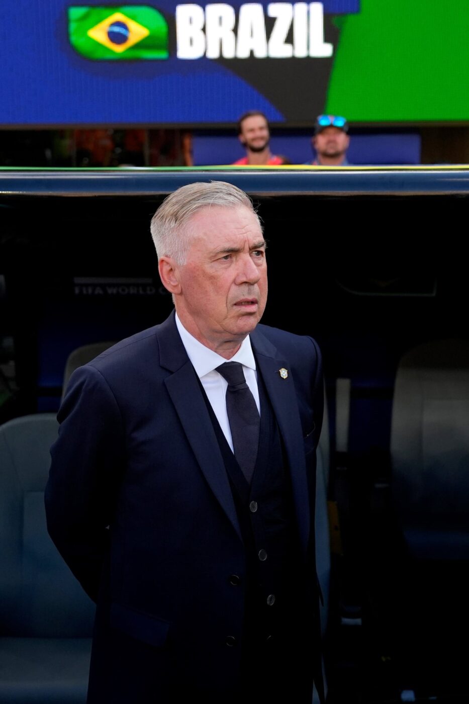 Carlo Ancelotti, entrenador de Brasil, observa el partido con expresión seria