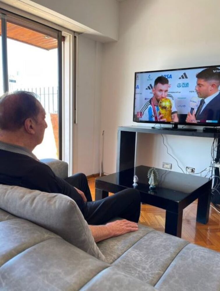Carlos Bilardo observando un partido del Mundial 2026 en su sala