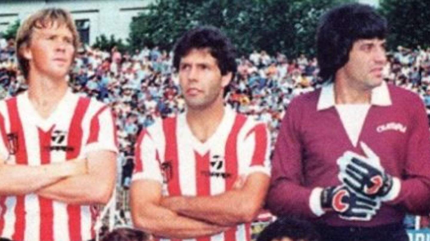 Carlos Bilardo junto a dos jugadores en un partido de fútbol