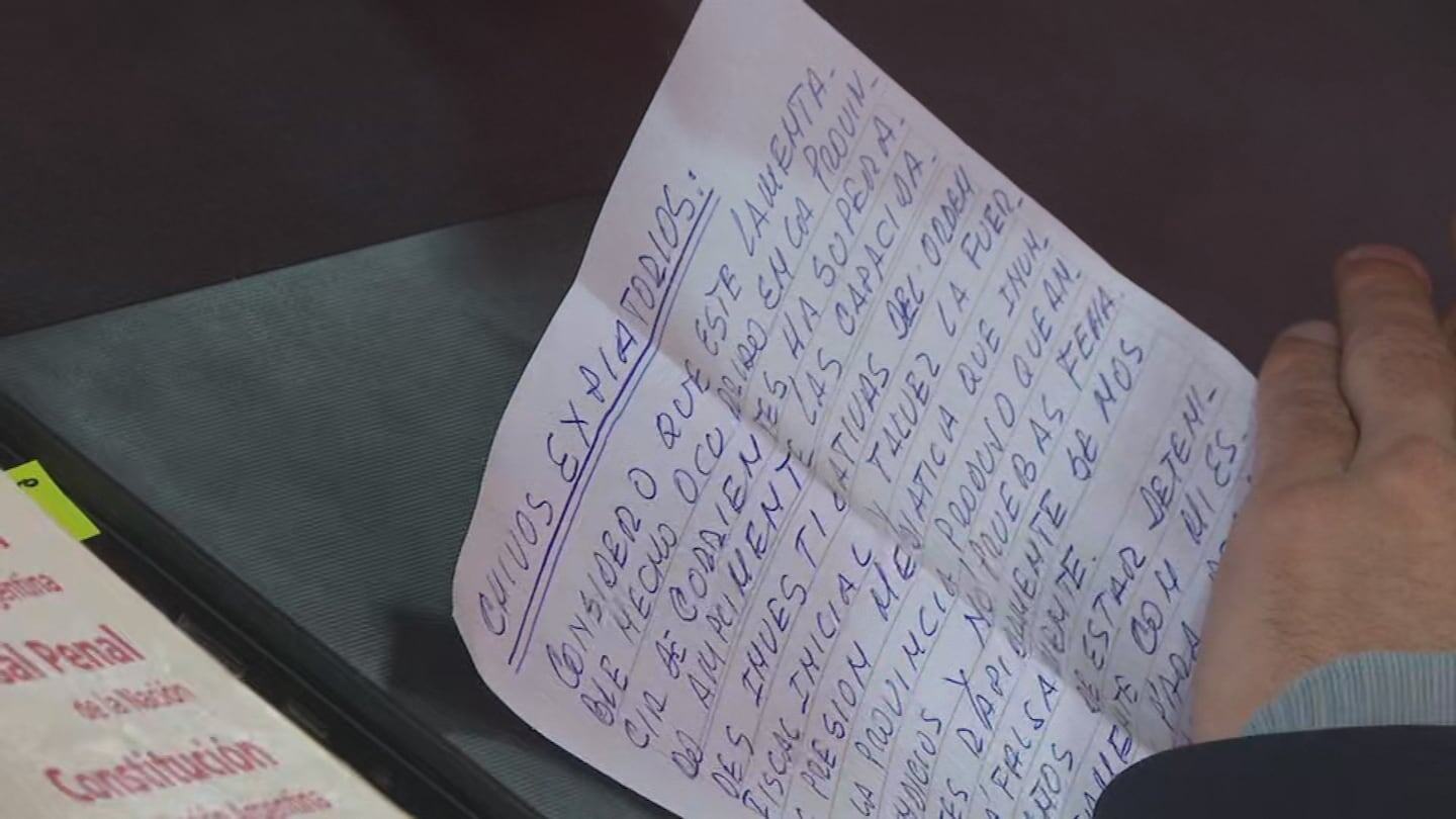 Carlos Pérez entrega una carta a su abogado antes de la audiencia del juicio por Loan
