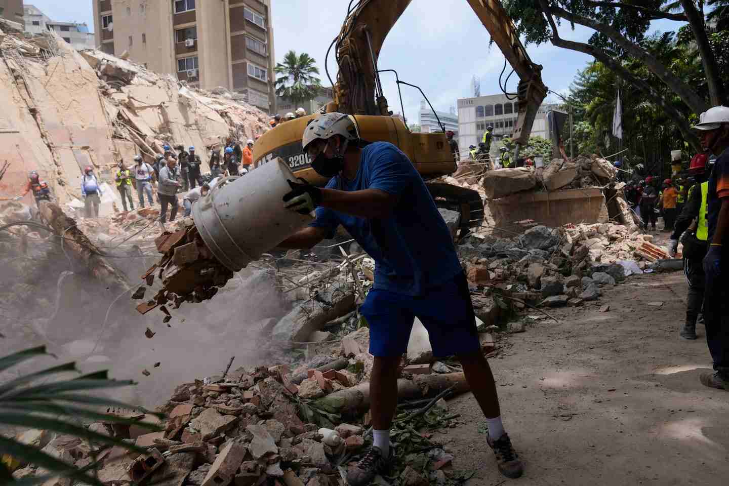 Trabajador en la zona de escombros tras un terremoto en Venezuela
