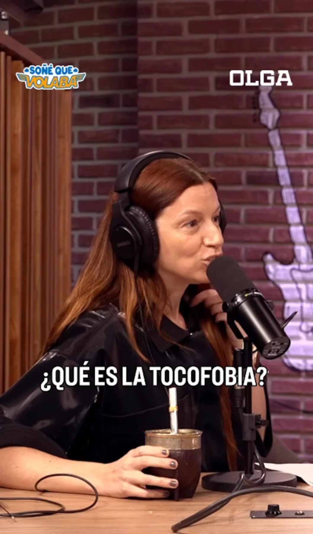 Cecilia Ce hablando en un programa de televisión sobre maltrato emocional