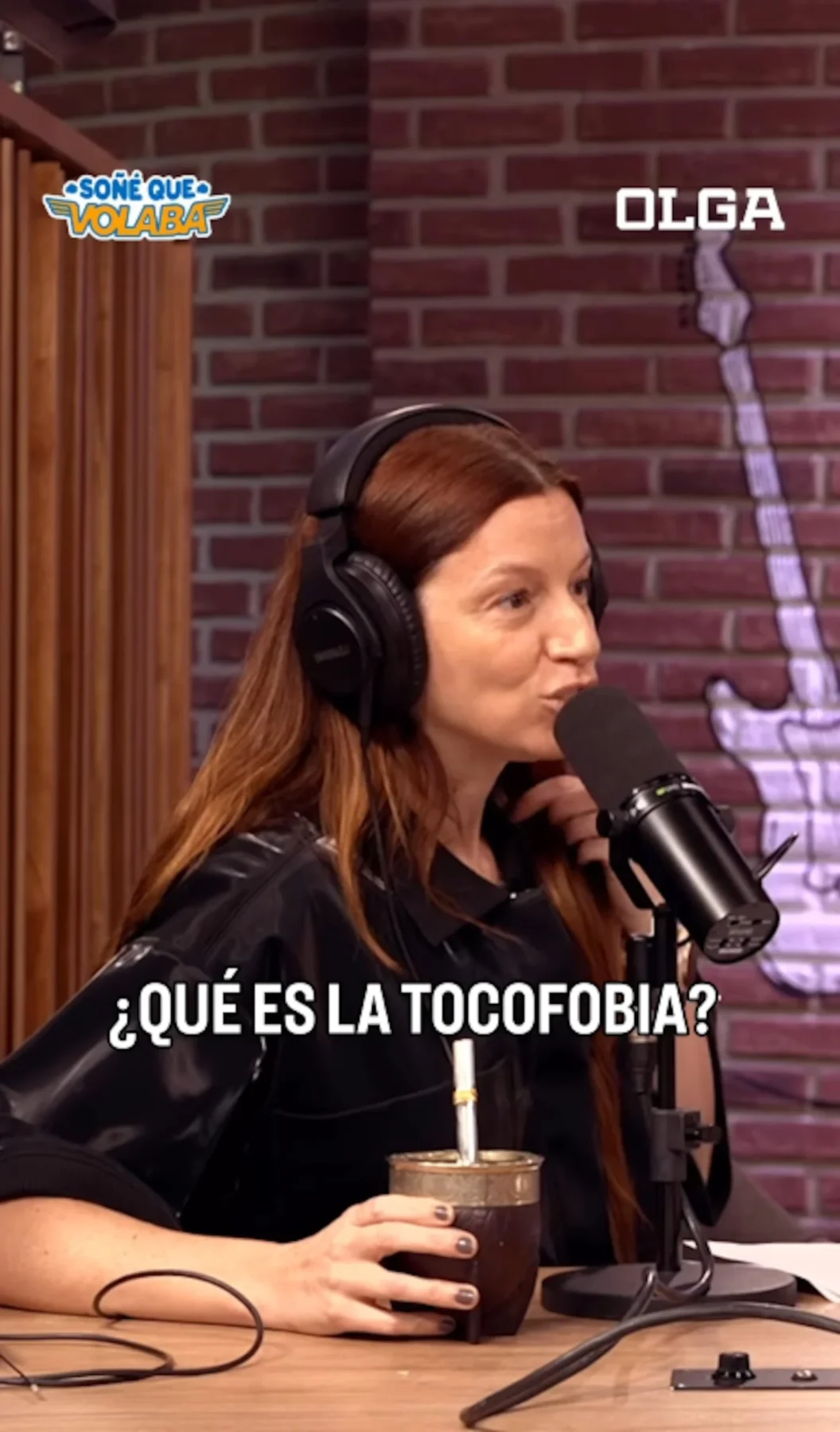 Cecilia Ce hablando en un programa de televisión sobre maltrato emocional