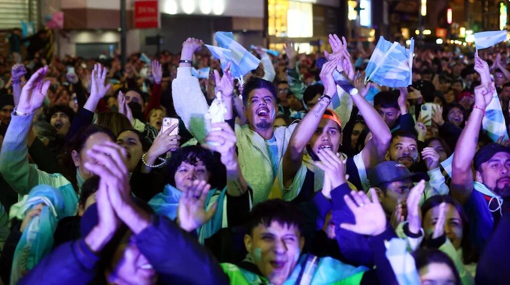 Celebración de hinchas en el Obelisco tras triunfo de Argentina en el Mundial 2026