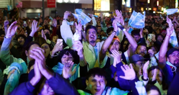 Celebración de hinchas en el Obelisco tras triunfo de Argentina en el Mundial 2026
