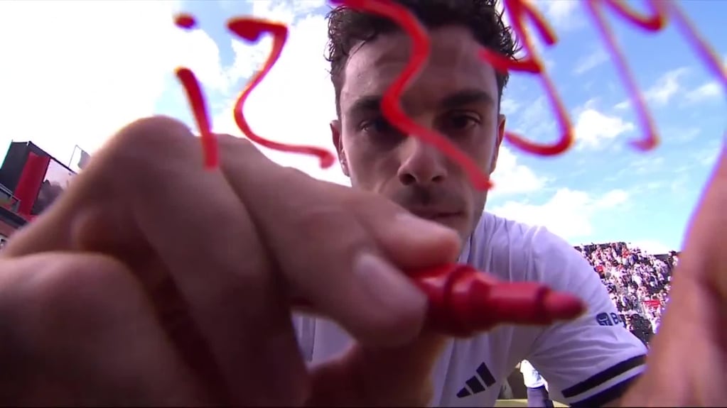 Cerúndolo homenajea a Messi en el ATP de Queen's