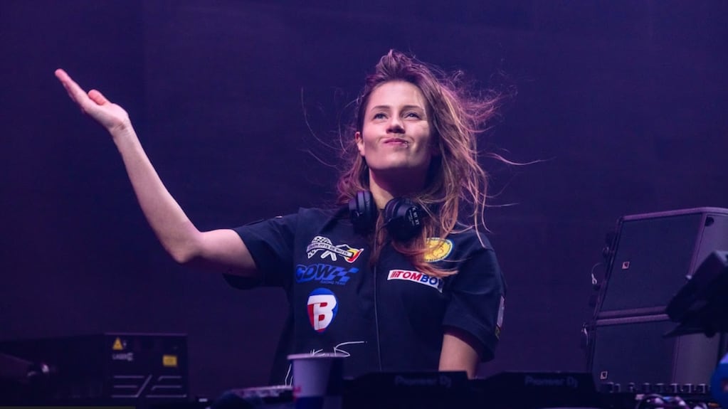 Charlotte de Witte actuando en un festival de música electrónica