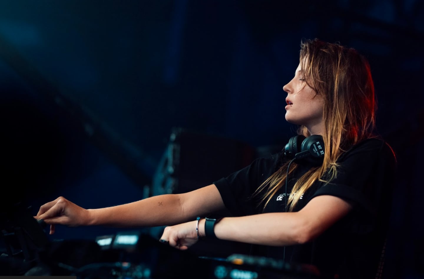 Charlotte de Witte actuando en un festival de música electrónica