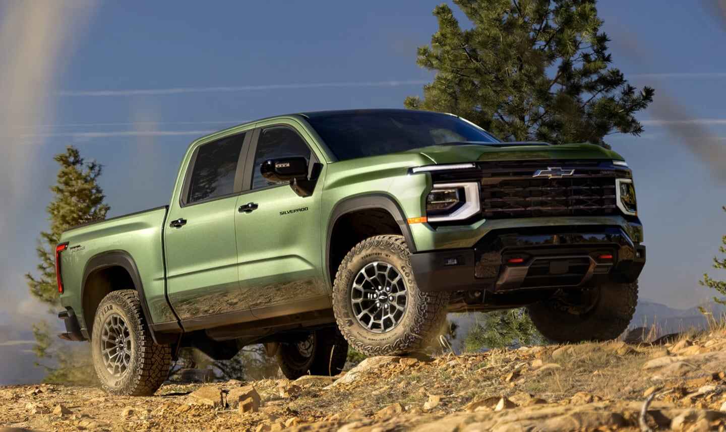 Chevrolet Silverado 2027 en un entorno natural, mostrando su diseño robusto y moderno