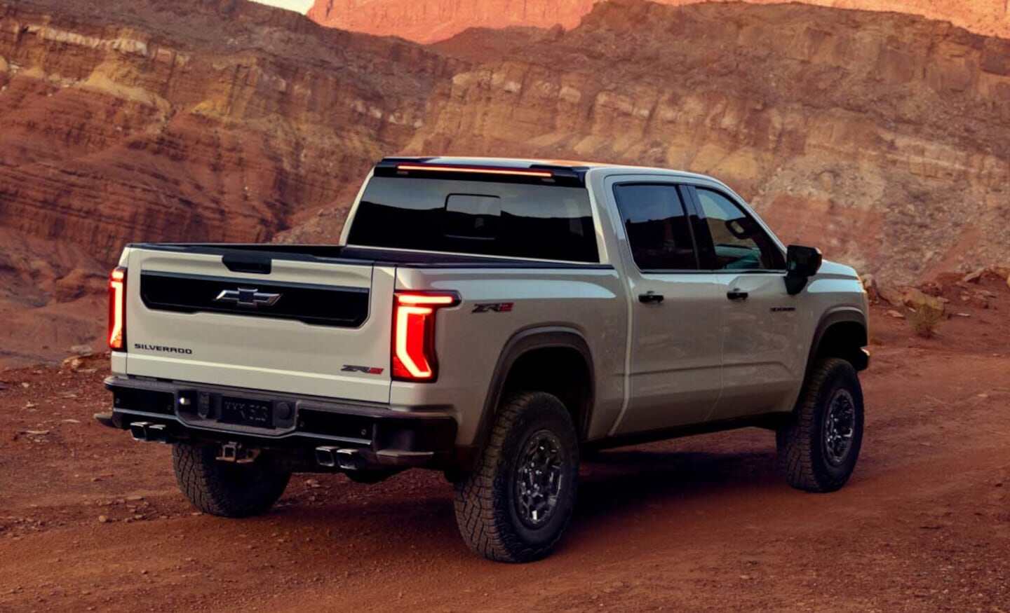 Chevrolet Silverado 2027 vista trasera en un entorno desértico