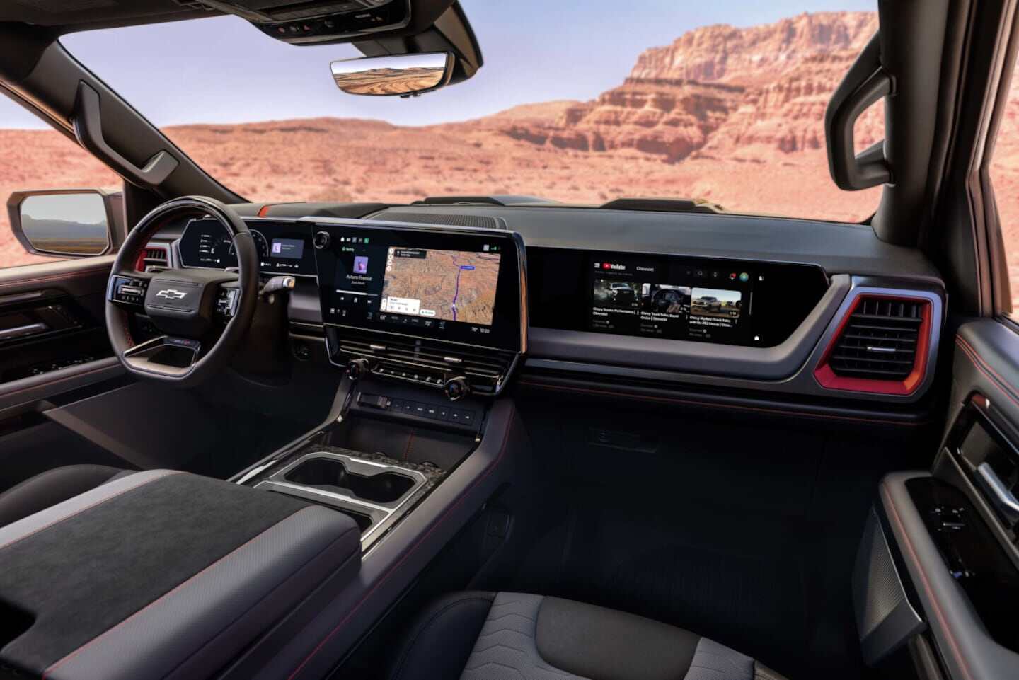 Interior de la Chevrolet Silverado 2027 con pantalla digital y diseño moderno