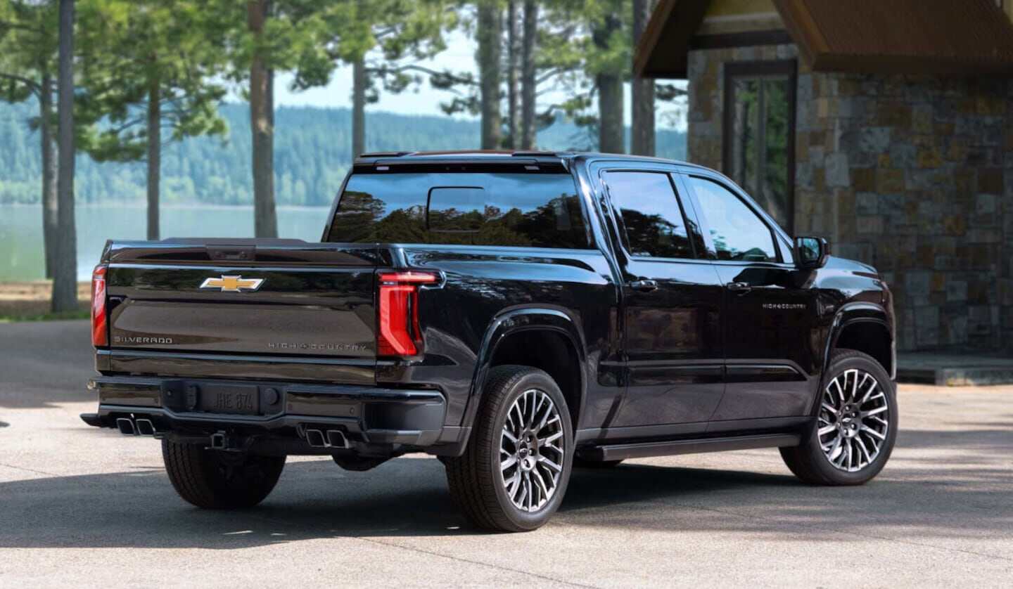 Chevrolet Silverado 2027 vista trasera en un entorno natural