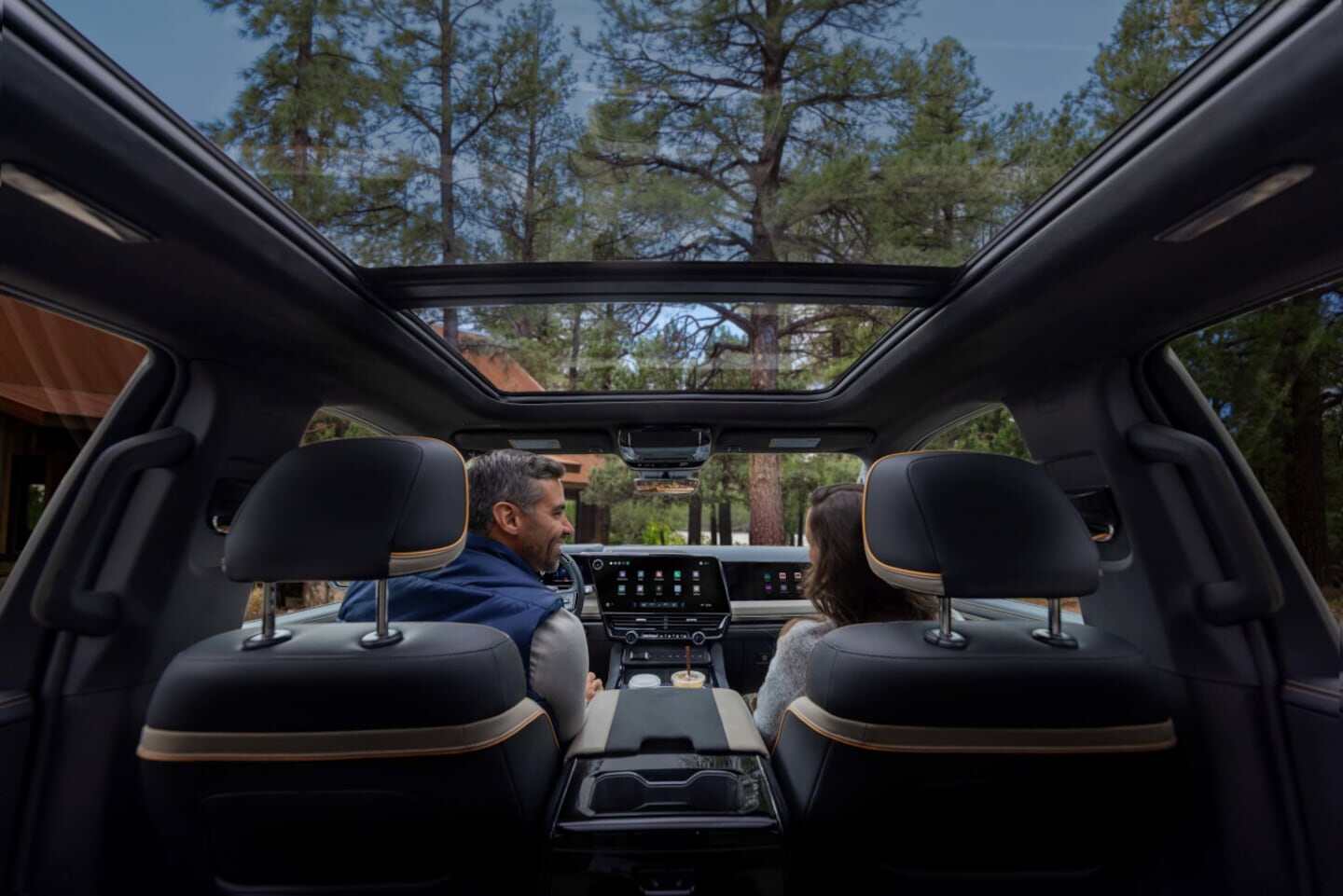 Interior de la Chevrolet Silverado 2027 con vista al techo panorámico