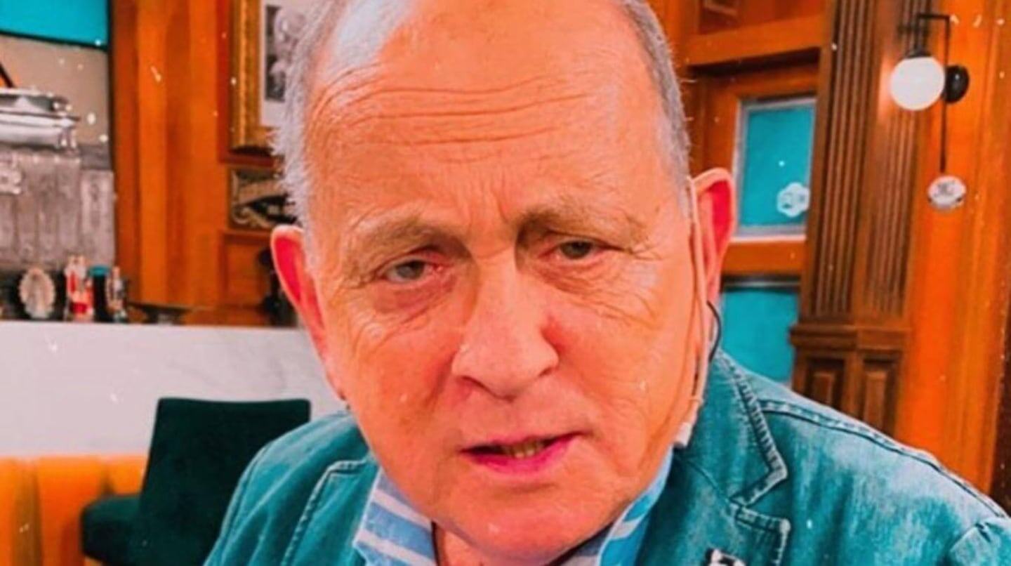 Chiche Gelblung, periodista argentino, en un ambiente de estudio
