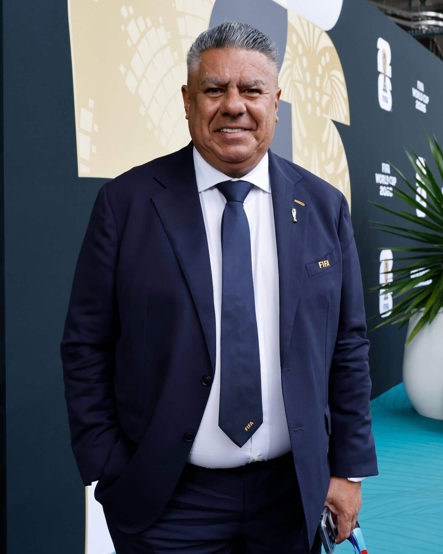 Chiqui Tapia posando con una sonrisa en un evento del Mundial 2026