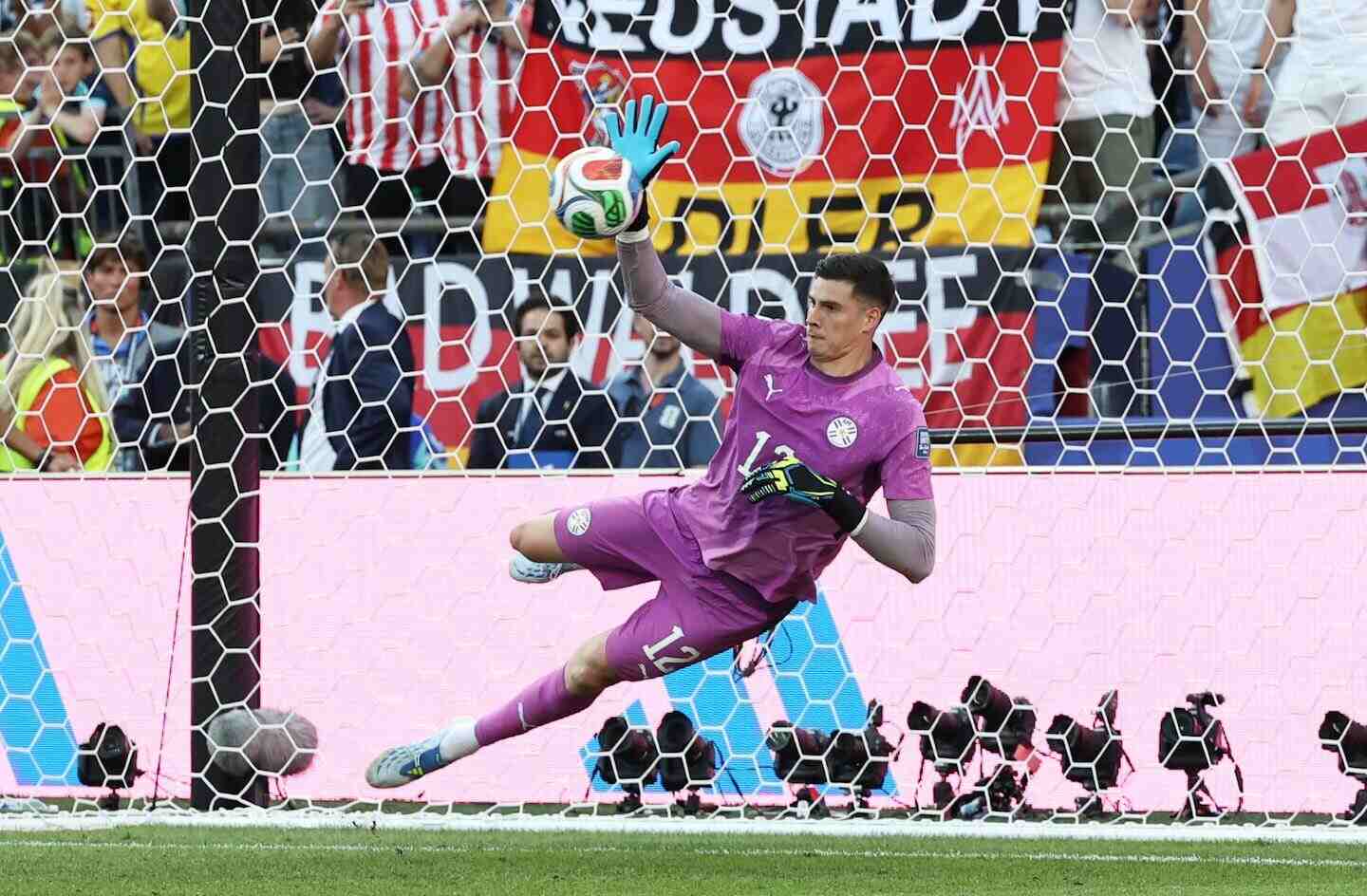 Portero paraguayo realizando una atajada durante un partido del Mundial 2026