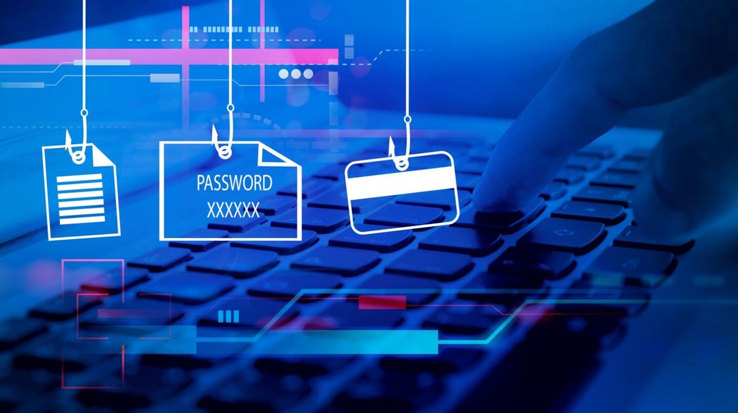 Mano presionando un teclado con elementos gráficos de ciberseguridad en el fondo