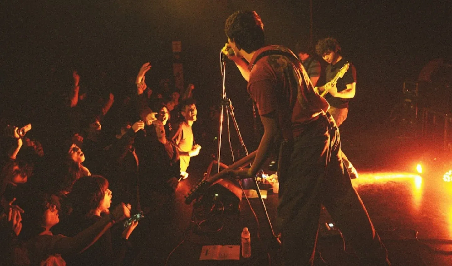Artista emergente actuando en Ciudad Cultural Konex con público entusiasta