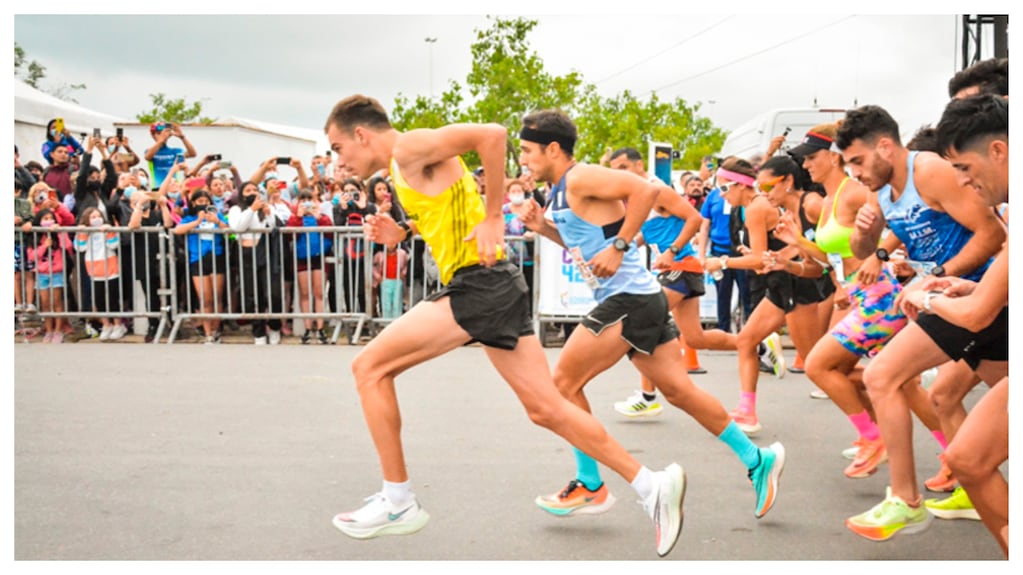 Corredores entrenando para media maratón