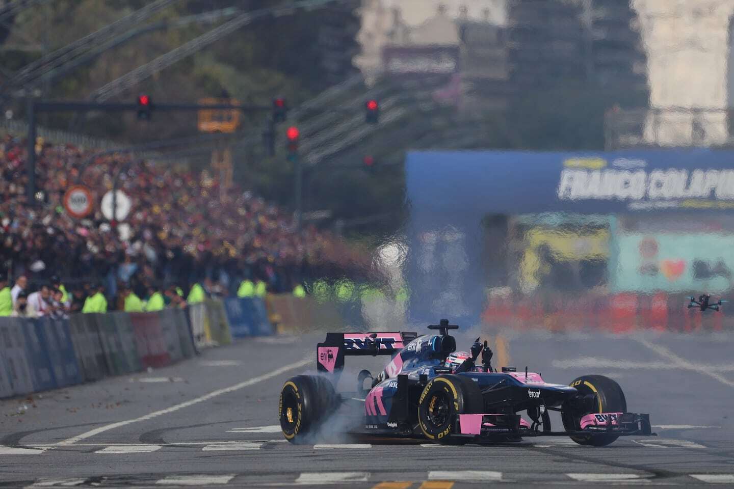 Franco Colapinto conduciendo el Lotus E20 en un evento de automovilismo en Buenos Aires