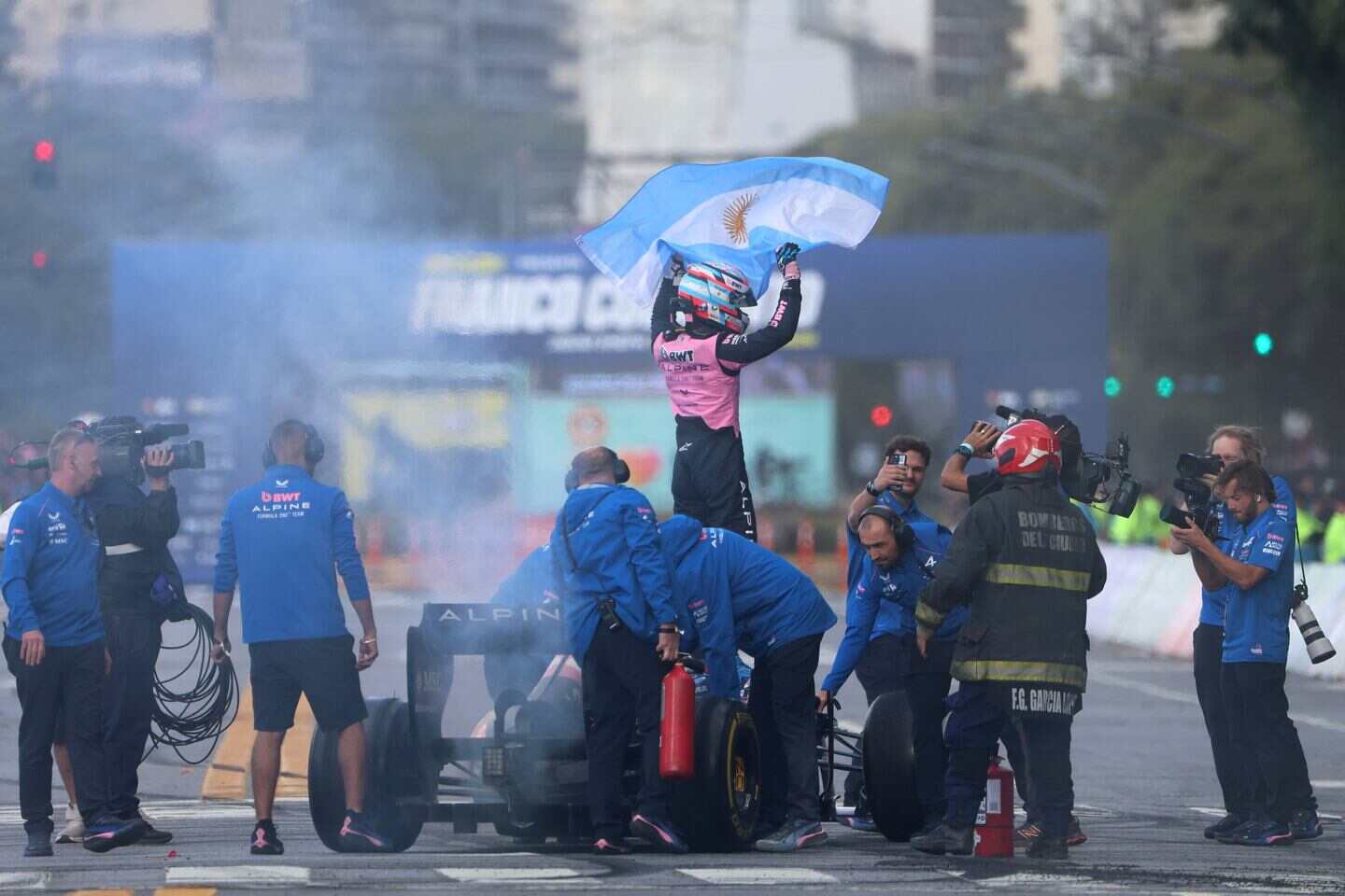 Franco Colapinto celebra con la bandera argentina tras una victoria en un evento de automovilismo